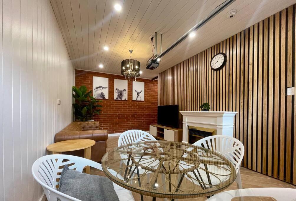Lovely Brick Cottage With Amazing Water View 호바트 외부 사진